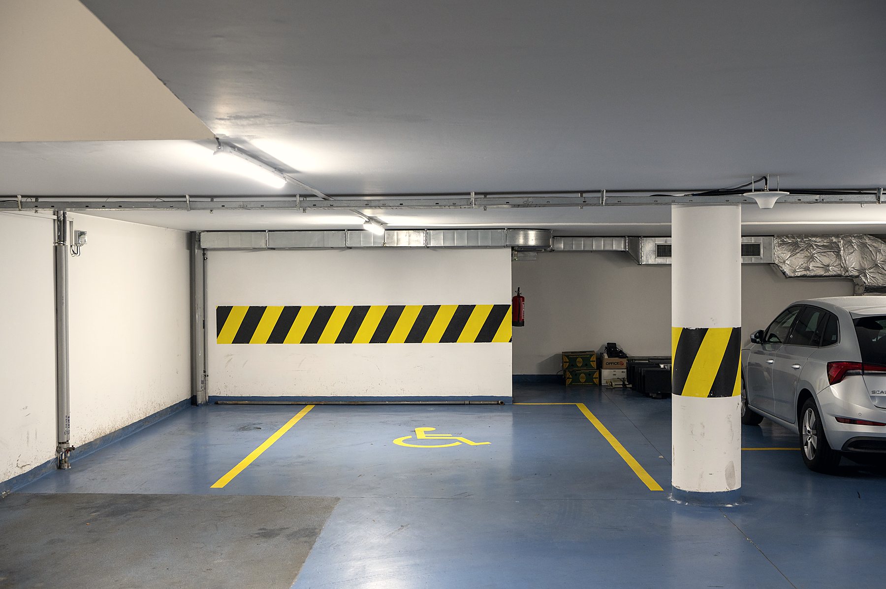Garage & parking